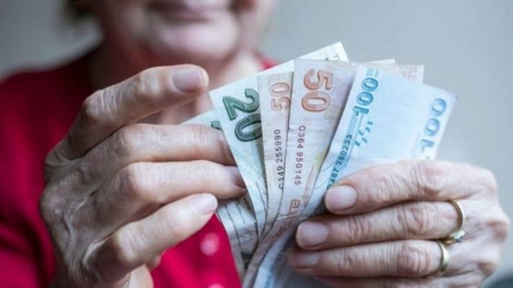 Milyonlarca emekliye 10 bin lira yasallaştı