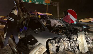 Gaziosmanpaşa’da feci kaza! Otomobil ikiye bölündü, sürücü ağır yaralandı