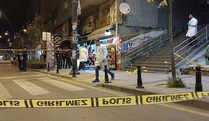 Kağıthane’de cadde ortasında silahlı çatışma: 2 kişi öldü, 1’i ağır 2 kişi yaralandı