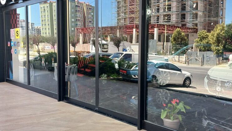 Beylikdüzü’nde bir oto galeriyi atış poligonuna çevirdiler