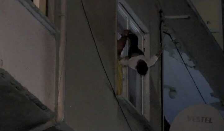 Çocuklarını rehin alıp pencereden sarkıtan baba tutuklandı