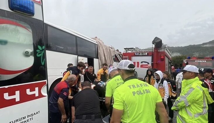 Yolcu otobüsü, tomruk yüklü kamyona arkadan çarptı: 2 kişi öldü, 24 kişi yaralandı