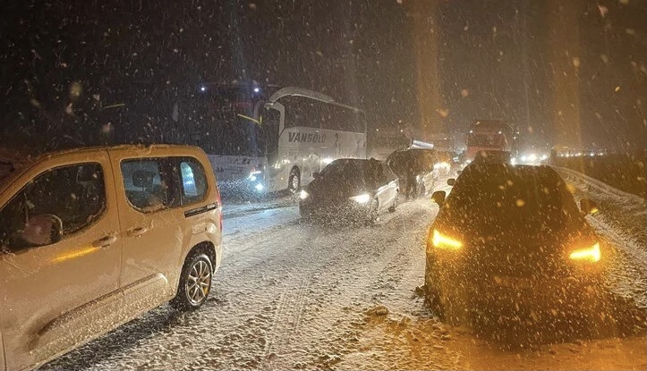 Yoğun kar yağışı birçok kentte trafiği durma noktasına getirdi