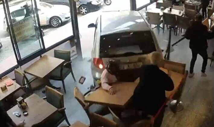 Kontrolden çıkan otomobil kafeye daldı: 1 kişi öldü, 3 kişi yaralandı