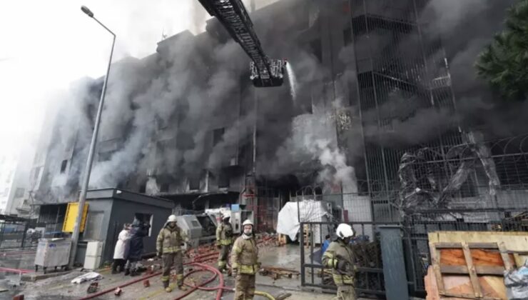 Beylikdüzü’nde fabrika da çıkan yangın yaklaşık 20 saat sonra söndürüldü