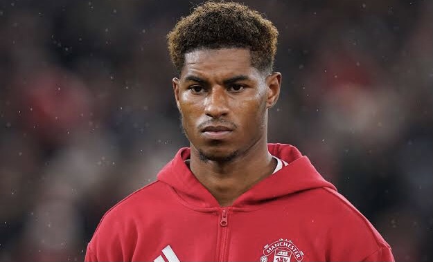 Adı Fenerbahçe ve Galatasaray ile anılan ünlü İngiliz forvet yine kadro dışı kaldı