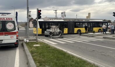 Belediye otobüsü ile otomobil çarpıştı: Çok sayıda yaralı var