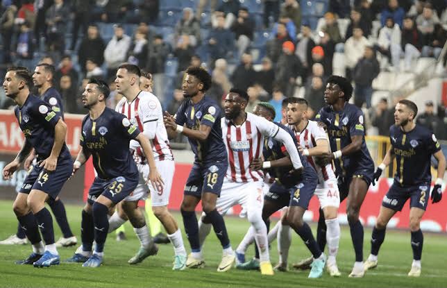 Kasımpaşa’da zorlu ve kritik mücadele: Kasımpaşa – Sivasspor karşılaşması saat kaçta, hangi kanalda yayınlanacak? Maçı canlı izle
