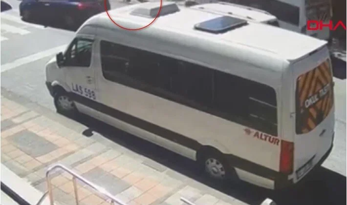 Minibüs, yayaların arasına daldı: 1 kişi hayatını kaybetti, 3’ü ağır 4 kişi yaralandı
