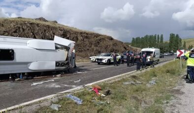 Cenaze yolunda feci kaza: 2 kişi hayatını kaybetti, 5’i ağır 27 kişi yaralandı