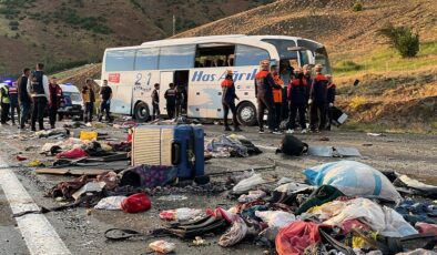 Yolcu otobüsü kontrolden çıktı, 5 kişi hayatını kaybederken 32 kişi de yaralandı