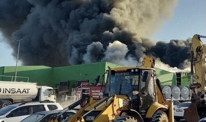 Balıkesir’de çıkan fabrika yangınında 2 işçi hayatını kaybetti