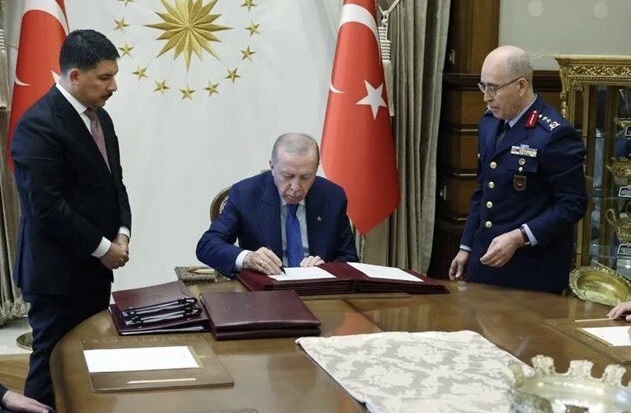 Yaş kararları belli oldu: Genel Kurmay Başkanı emekli edildi