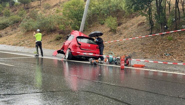 Sağanak yağıştan kayganlaşan yolda, aydınlatma direğine çarpan sürücü hayatını kaybetti