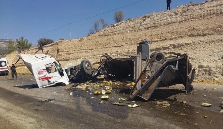 Karşı şeride geçen TIR, dehşet saçtı: 3 kişi öldü, 1’i ağır 7 kişi yaralandı