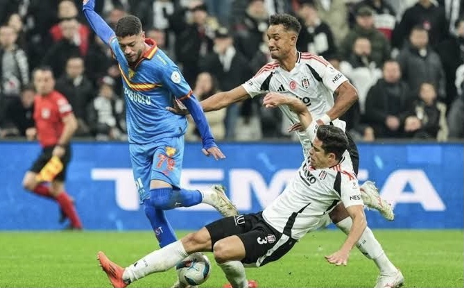 İzmir zorlu mücadele başlıyor: Göztepe – Beşiktaş karşılaşması saat kaçta başlayacak, hangi kanaldan yayınlanacak? Maçı canlı izle