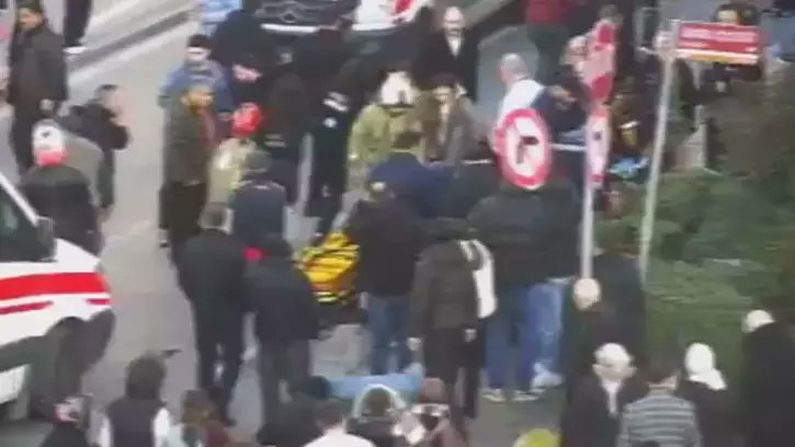 Otomobil, yayaların arasına daldı: 2 kişi hayatını kaybetti, 6 kişi yaralandı