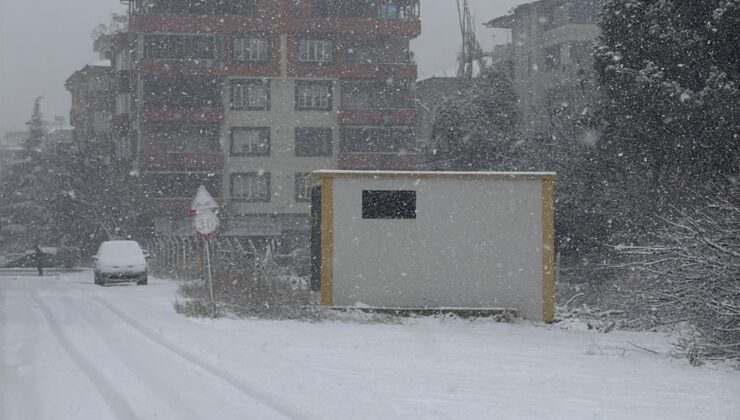Gaziantep yoğun kar yağışına teslim oldu: Trafik aksadı, çok sayıda araç yolda kaldı