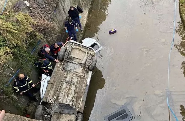 Dereye uçan otomobil de 3 kişi hayatını kaybetti, 2 kişi yaralandı