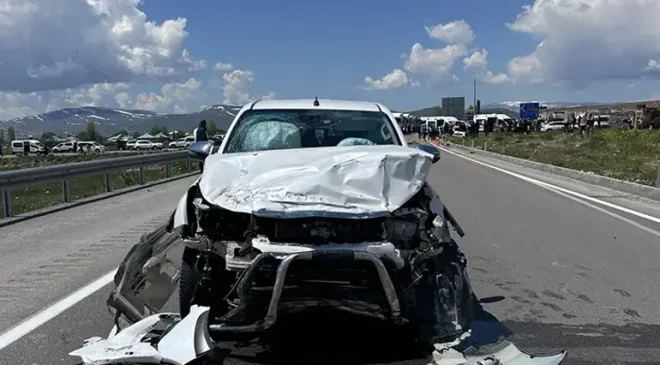 Van’da iki araç çarpıştı: ilk belirlemelere göre 4 kişi hayatını kaybetti, 2 kişi yaralandı