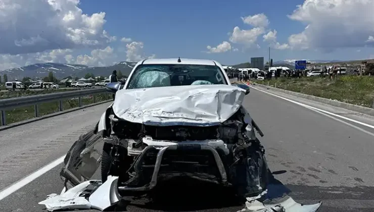 Van’da iki araç çarpıştı: ilk belirlemelere göre 4 kişi hayatını kaybetti, 2 kişi yaralandı