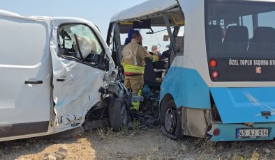 Manisa’da iki minibüs çarpıştı, ölü ve yaralılar var