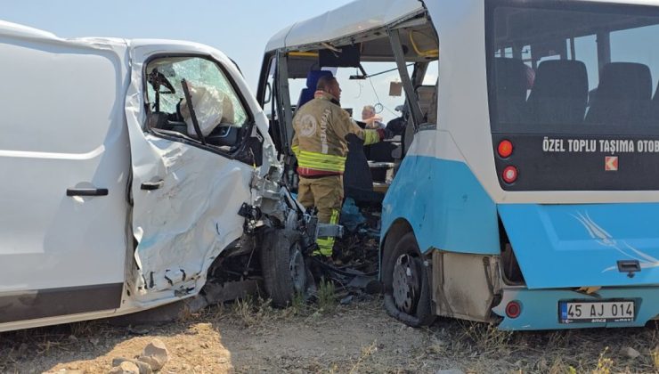 Manisa’da iki minibüs çarpıştı, ölü ve yaralılar var