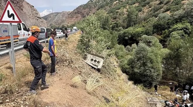Sivas’ta yolcu otobüsü şarampole yuvarlandı: İlk belirlemelere göre, 4 kişi hayatını kaybetti, 4 ağır, 10 kişi yaralandı