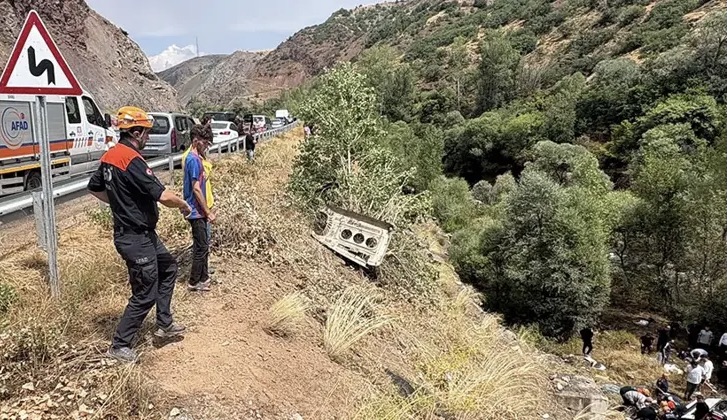 Sivas’ta yolcu otobüsü şarampole yuvarlandı: İlk belirlemelere göre, 4 kişi hayatını kaybetti, 4 ağır, 10 kişi yaralandı