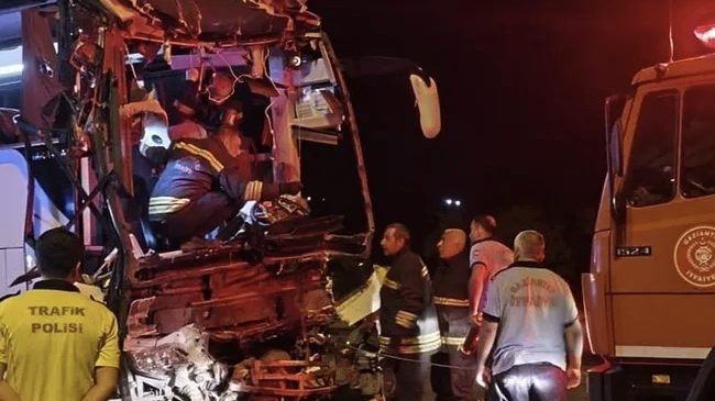 Gaziantep’te yolcu otobüsü ile Tır çarpıştı: 2 kişi hayatını kaybetti, birçoğu ağır 22 kişi yaralandı