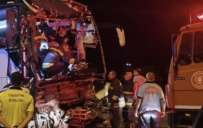 Gaziantep’te yolcu otobüsü ile Tır çarpıştı: 2 kişi hayatını kaybetti, birçoğu ağır 22 kişi yaralandı